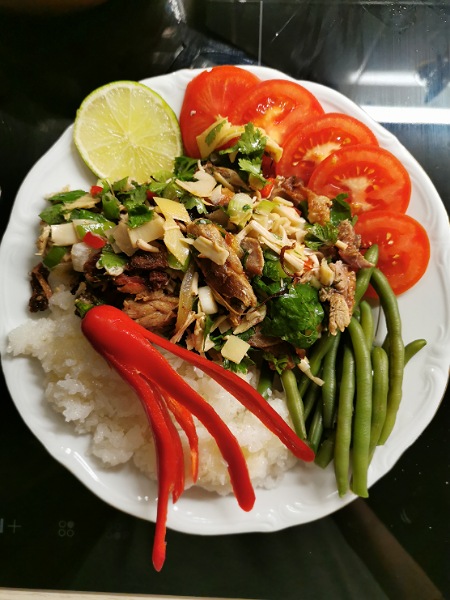 Scharfer Entensalat mit Bananenblüte und frischer Minze