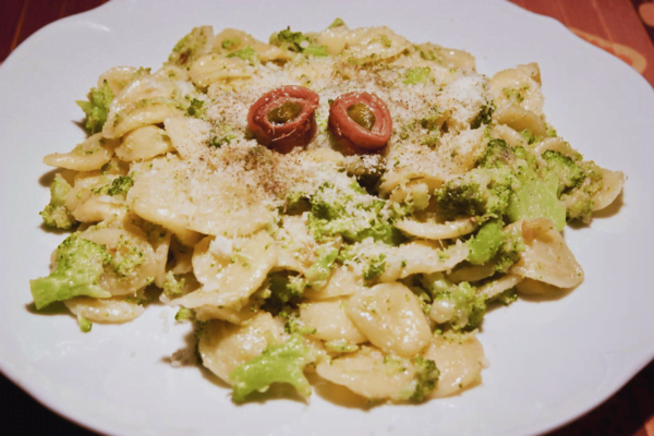 Teller Nudeln mit Broccoli