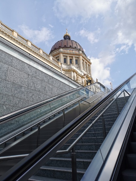 Rolltreppe mit Blick auf den Berliner Schloss