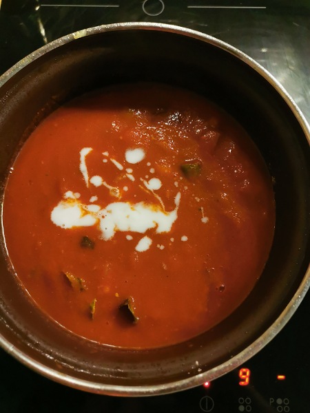 Tomatensuppe ist rot, und Kokosmilch Kleckse weiss