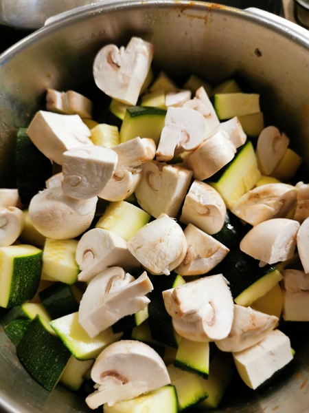 Schnellkochtopf, sehr voll, oben Zucchini und Pilze