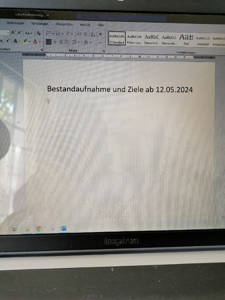 Laptop mit Word Datei Bestandsaufnahme und Ziele ab 12.05.2024