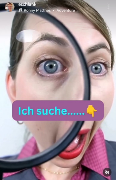 Eine Frau mit großer Lupe, mit Aufschrift: "ich suche..."