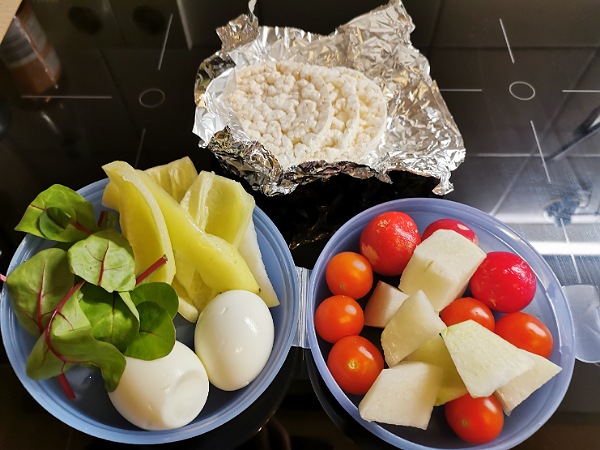 Reiswaffeln, Tomaten, Radieschen, Kohlrabi, Eier, Salat und Paprika