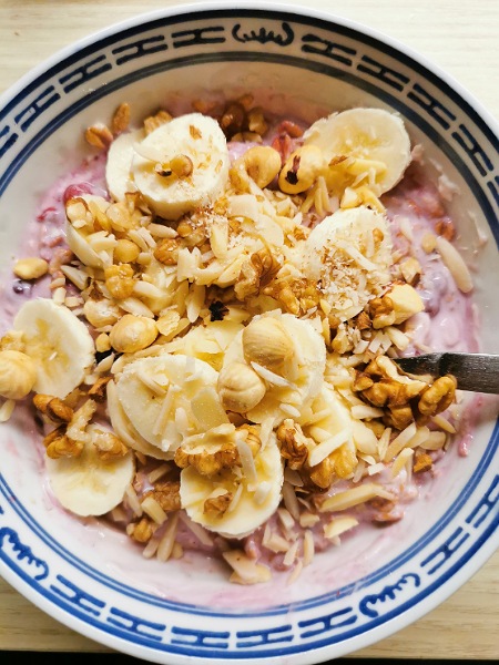 Frühstück mit Bananen und Nüsse, Haferflocken und Quark