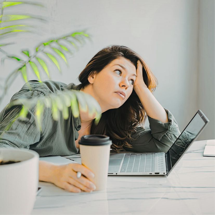 Frau müde am Schreibtisch