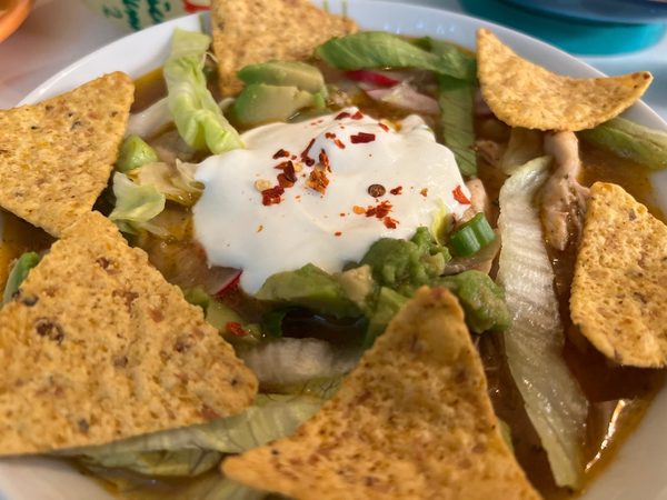 Fertige Schale Pozole mit Tortilla Chips, Avocado, Salat und Sauerrahm