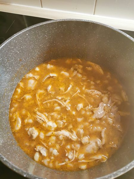 Pozole kocht im Topf mit Hominy Mais, Hähnchenfleisch und würziger Brühe