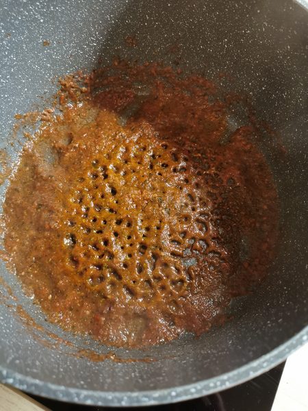 Eingedickter Tomatenmix als würzige Basis für Pozole