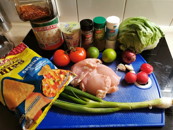 Zutaten für Pozole mit Hominy Mais, Hähnchen, Tomaten, Limetten und Gewürzen